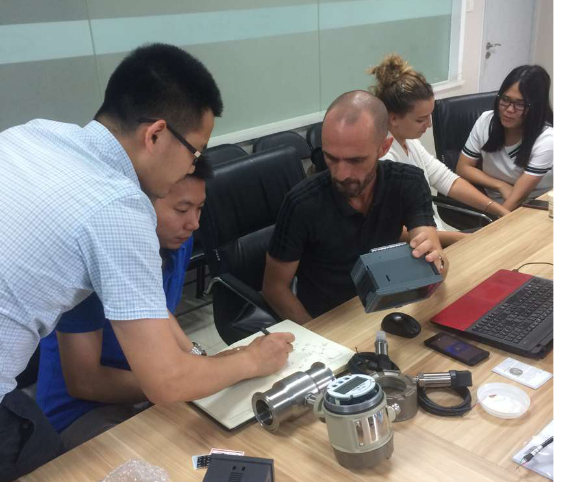 黃總、李工和工程師探討產(chǎn)品差異化訂制