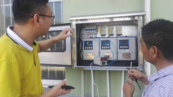 沈工進行現(xiàn)場調(diào)試 沈工進行現(xiàn)場調(diào)試