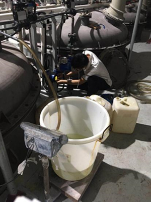 工程師進(jìn)行現(xiàn)場調(diào)試 工程師進(jìn)行現(xiàn)場調(diào)試