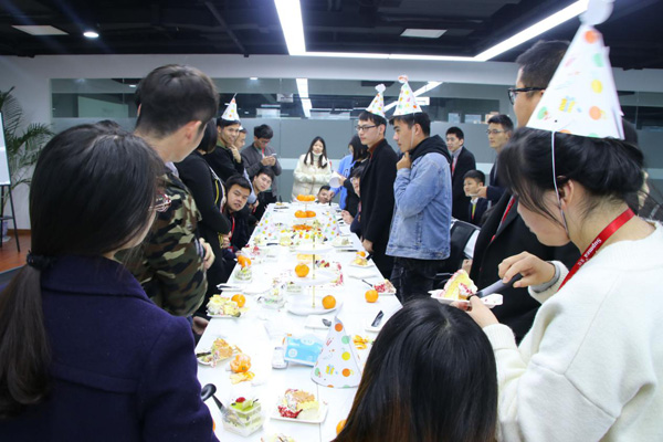 米科生日會(huì)現(xiàn)場(chǎng)大家一起許愿 米科生日會(huì)現(xiàn)場(chǎng)大家一起許愿