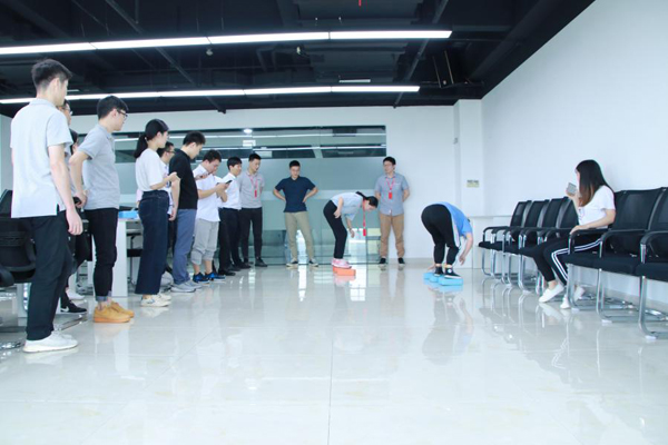 摸石頭過河比賽現(xiàn)場(chǎng) 摸石頭過河比賽現(xiàn)場(chǎng)