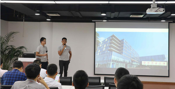 Jayson正在公司報告廳做自我介紹 Jayson正在公司報告廳做自我介紹