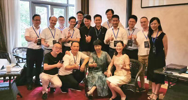 米科總經(jīng)理范光興與校企及政府代表合影留念 米科總經(jīng)理范光興與校企及政府代表合影留念